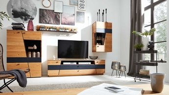 Interliving Anbauwand dunkles Holz und schwarze Highlights