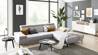 Interliving Sofa in hellgrau mit Recamiere und Zierkissen