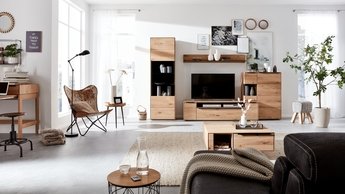 Interliving Wohnzimmermoebel aus hellem Holz mit Stauraum