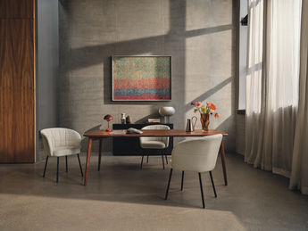 Rolf Benz Esszimmergarnitur mit Esstisch und drei Esszimmerstühlen mit weißem Polsterbezug