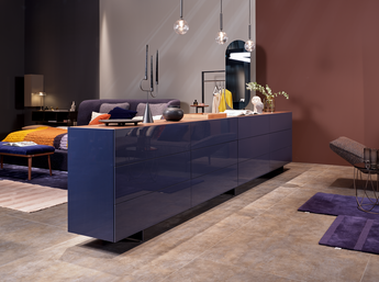 Blaues Sideboard mit Hochglanzfront der Marke Rolf Benz